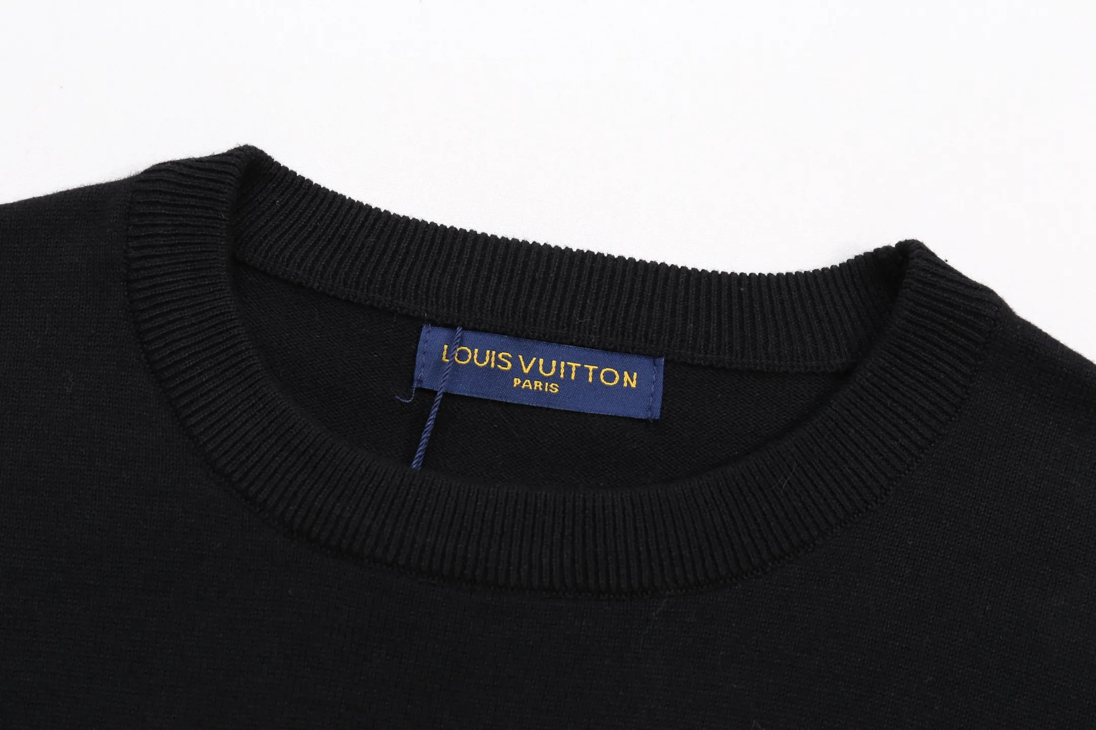 🅿️210. LV rap cartoon character jacquard round neck knitted short sleeves. Pure cotton custom-dyed yarn, wool hanging jacquard technology, double-sided jacquard back label, detail restoration processing, no crease defects, full set of accessories. #The whole pattern is made of eight-color custom-dyed yarn. It is made of 12s fine knitted pieces and jacquard machines imported from Germany. Jacquard pattern weaving threads are used to dye the original clothes in matching colors and are environmentally friendly and fixed. Customized cotton yarns are introduced. Jacquard fabrics require fine yarn counts and extremely high requirements for raw cotton. #T-shirt depicts cartoon images using intarsia technology. The pattern adopts wool jacquard technology and is made by scanning logarithmic flowers from the original. The multi-yarn jacquard uses imported high-quality cotton yarn fabrics with warp and weft threads interlaced to form a jacquard pattern structure. When fabrics are weaved, patterns are formed by changing the warp and weft structure, and the patterns are exquisite and delicate; because inferior cotton yarn cannot weave into shaped patterns, the requirements for raw cotton are extremely high.  #The back panel has the LV single-sided jacquard logo. "Most of the wrong versions of jacquard or no jacquard letters on the market are different from the original version." The back panel is equipped with the brand's signature letter logo according to the original design. The restored design is designed based on the original grid. The knitting grid, high and low positions, and spacing space of each letter are designed on the same horizontal line, and the presentation effect is excellent.  #Special washing process creates an original texture. Ultra-fine woven threads are made of environmentally friendly fibers, combined with a special soft washing process. The body fabric has a soft touch and softly stretched environmentally friendly microfiber to create the bottom layer; it is not easily deformed when stretched. The texture is fine and smooth, the gloss is good, and it is extremely breathable. Has a soft touch feel.  #patch development version fabric piece, casual round neck knitted short-sleeved version; the short sleeves are closed to show the shoulders and upper body, and have a straighter visual effect. Gather the back using a hidden line technique; iron the flat back piece into a three-dimensional piece according to the body shape, and seal the upper end of the back pant. Original three-standard accessories size.XS.S.M.L